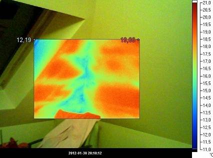 Termowizja Narożnik ściany zewnętrznej na poddaszu użytkowym z niewidocznymi gołym okiem brakami w i