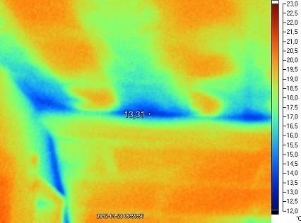 Termowizja Fragment stropu poddasza użytkowego z widocznymi kolor niebieski brakami w izolacji ciepl