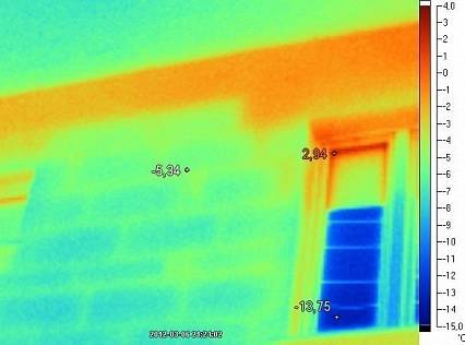 Termowizja Przenikanie ciepła na zewnątrz poprzez wieniec żelbetowy i nadproża okienne budynek przez