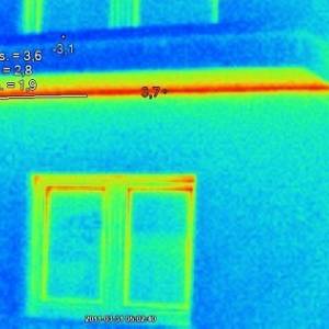 Termowizja Wyraźny mostek termiczny balkonu - brak ocieplenia płyty balkonowej kolor czerowony oznac